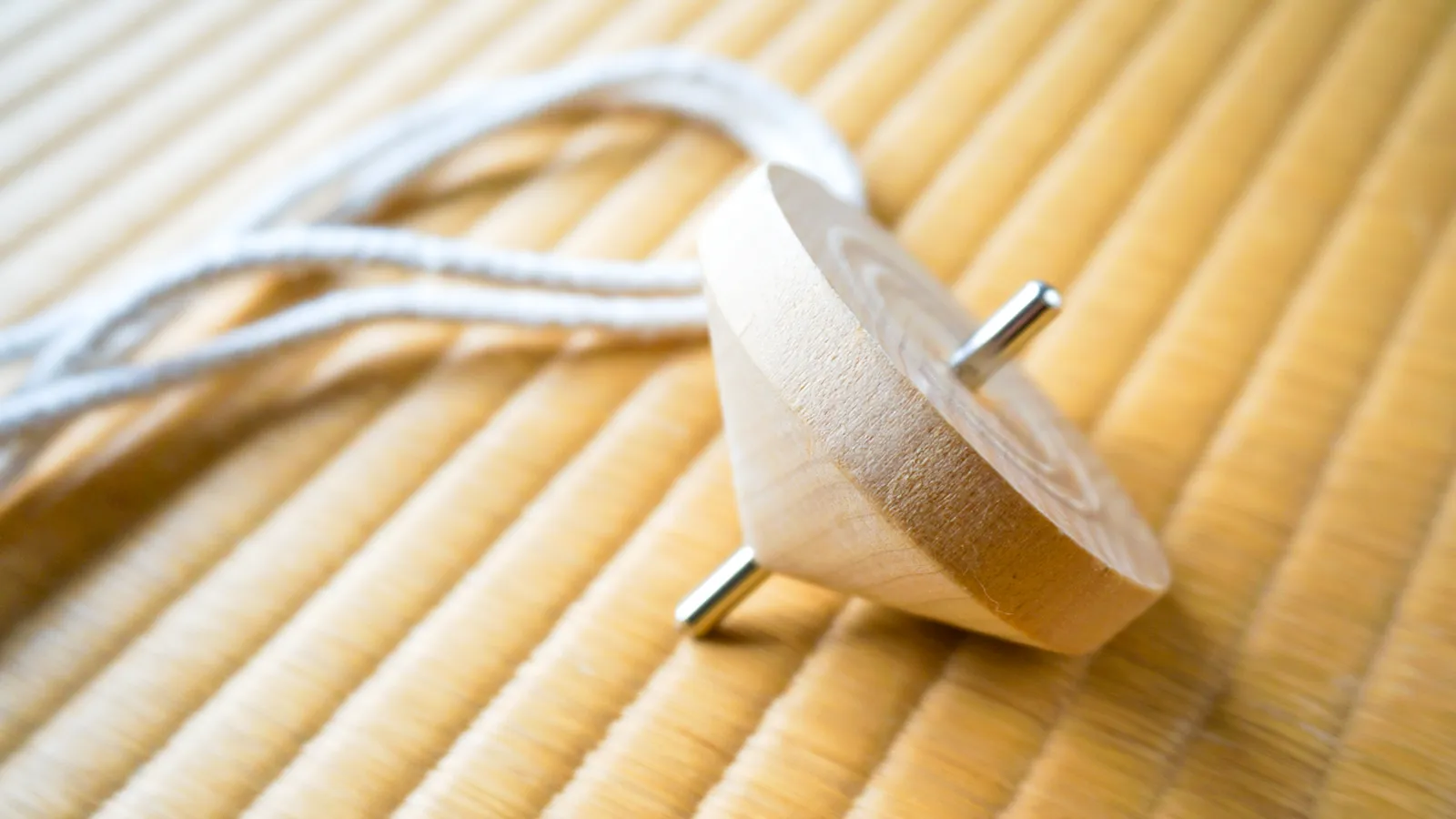 日本の伝統的なおもちゃ「独楽(こま)」とは？その魅力から歴史、種類