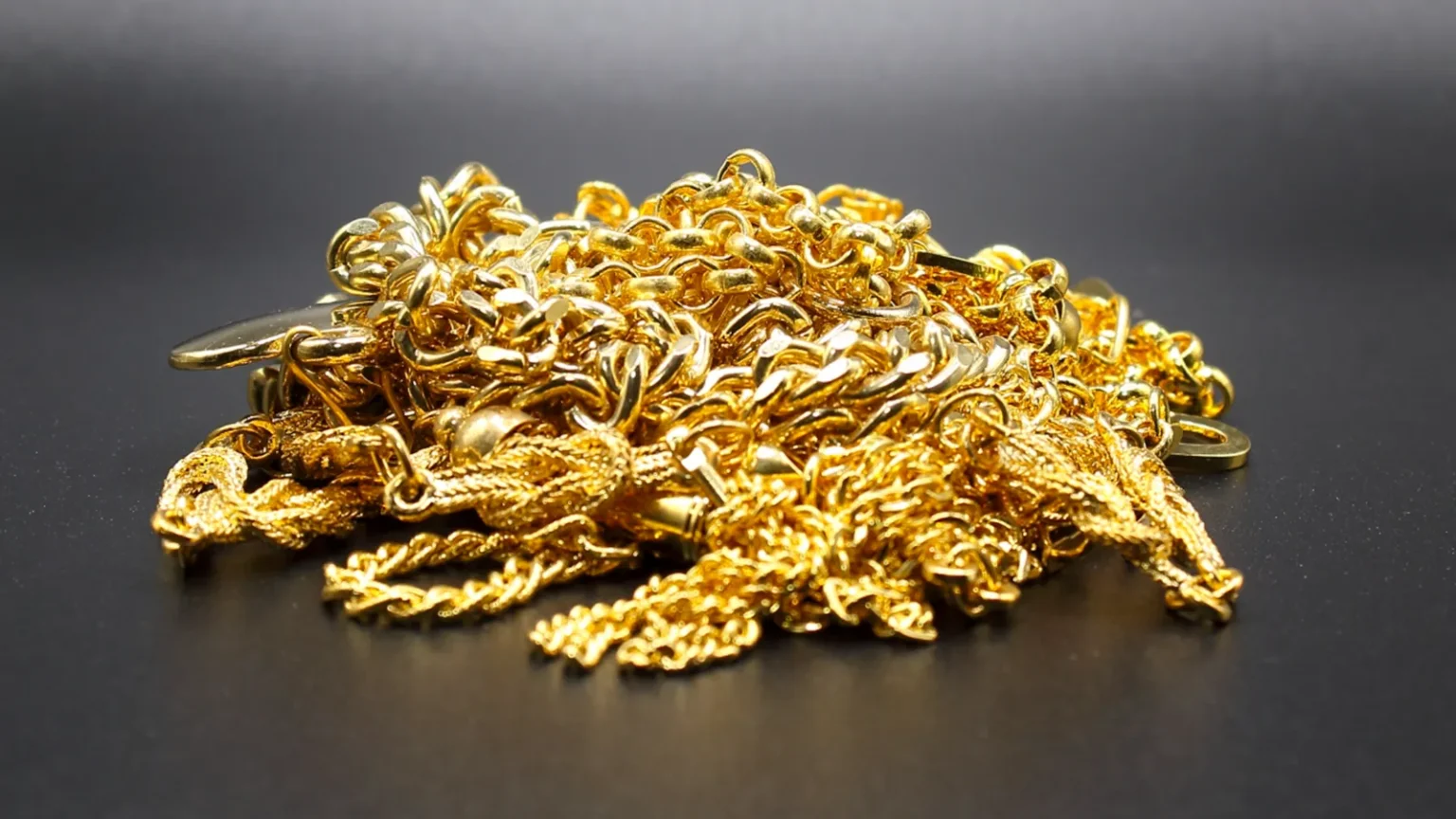 金属工芸の技法「鍍金（めっき）」とは？起源・技術・現代アートでの活用まで解説
