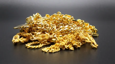 金属工芸の技法「鍍金（めっき）」とは？起源・技術・現代アートでの活用まで解説