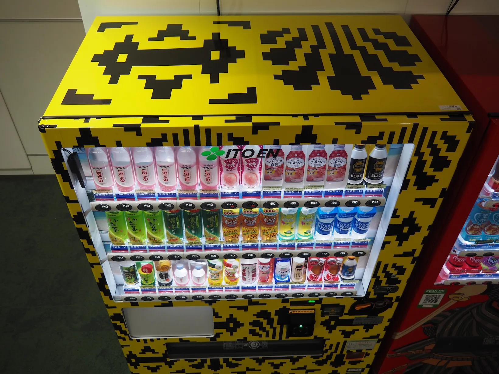 【販促・空間】博多織(はかたおり)× 伊藤園の空港ラッピング