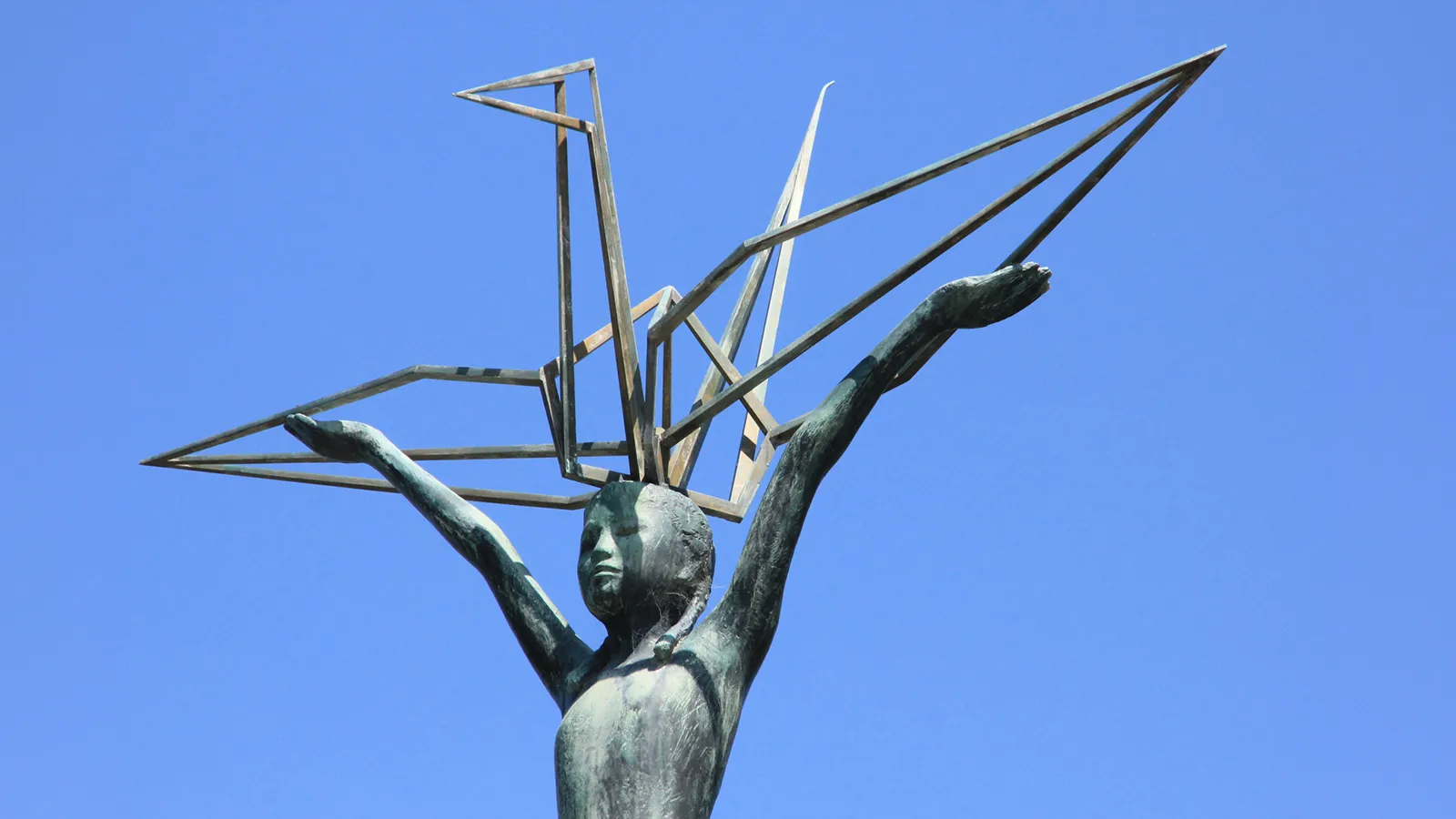 千羽鶴と平和の象徴化