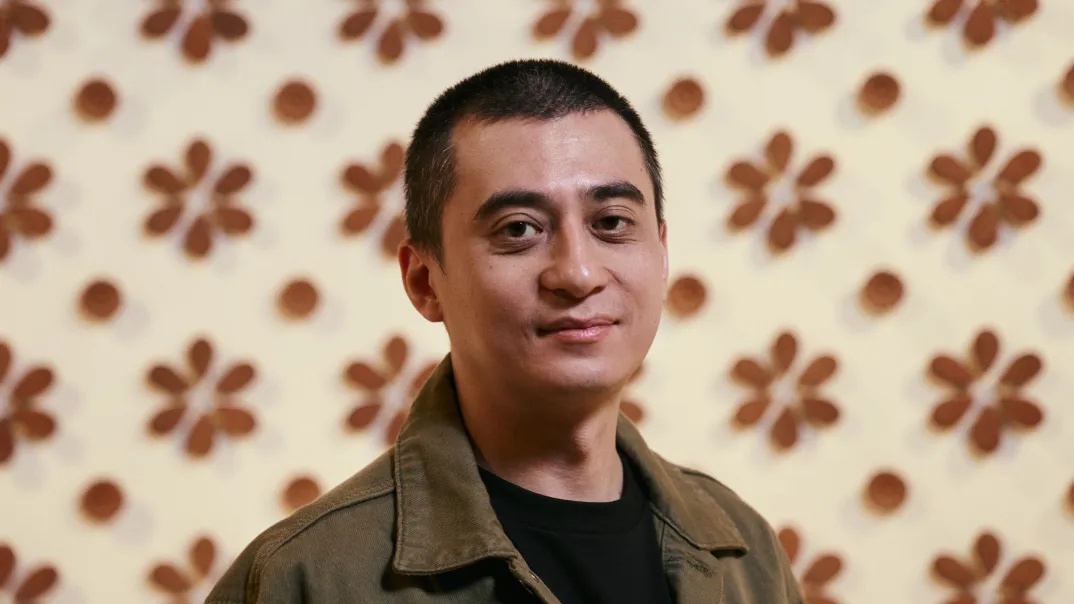 香港ペニンシュラの陶芸委嘱作品は、なぜロンドンの美術館に再登場したのか