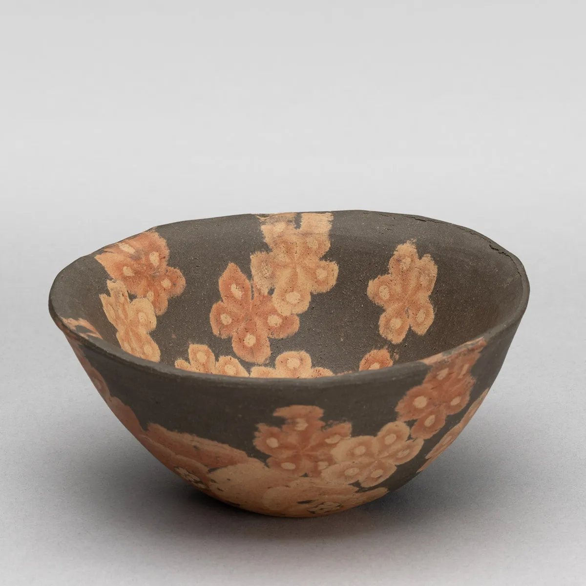 無名異花紋酒盌 | Mumyōi Sake Cup with Flower Design