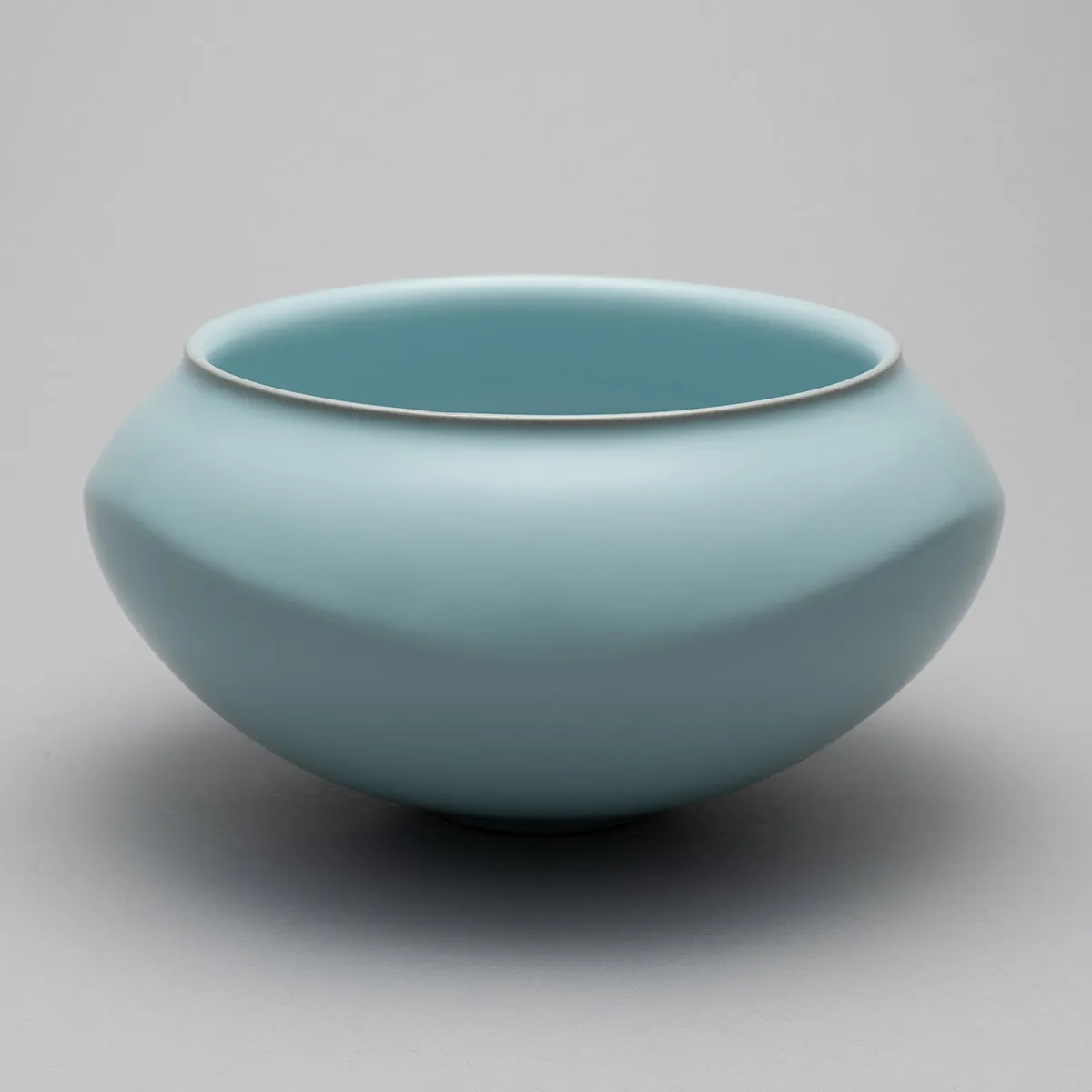 Flat Jar with Blue Glaze “Indistinguishable Border between Sky and Sea” / Hitomu Tsugane