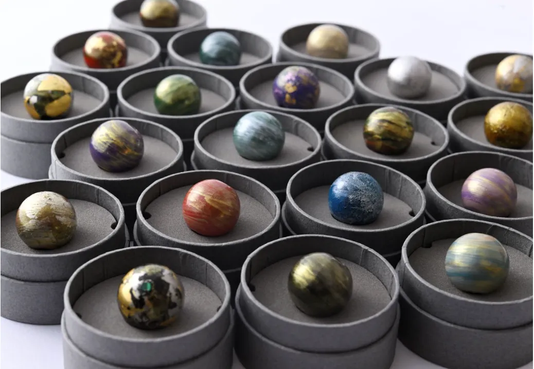 さまざまな色と加飾を施したMY PLANETの漆珠