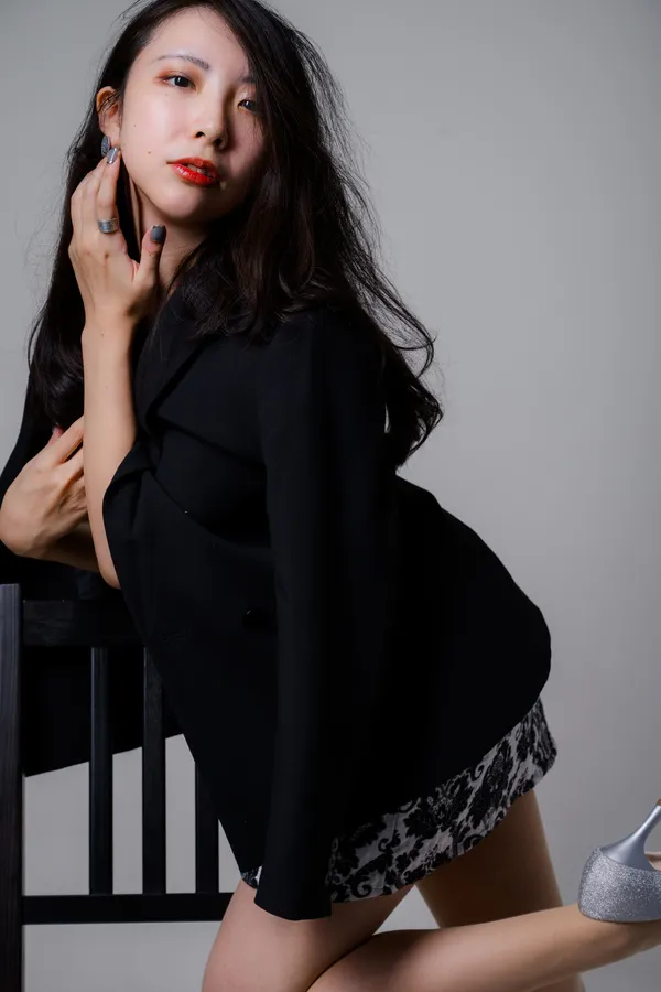 Minami Nakada, founder and designer of MoNo hana.